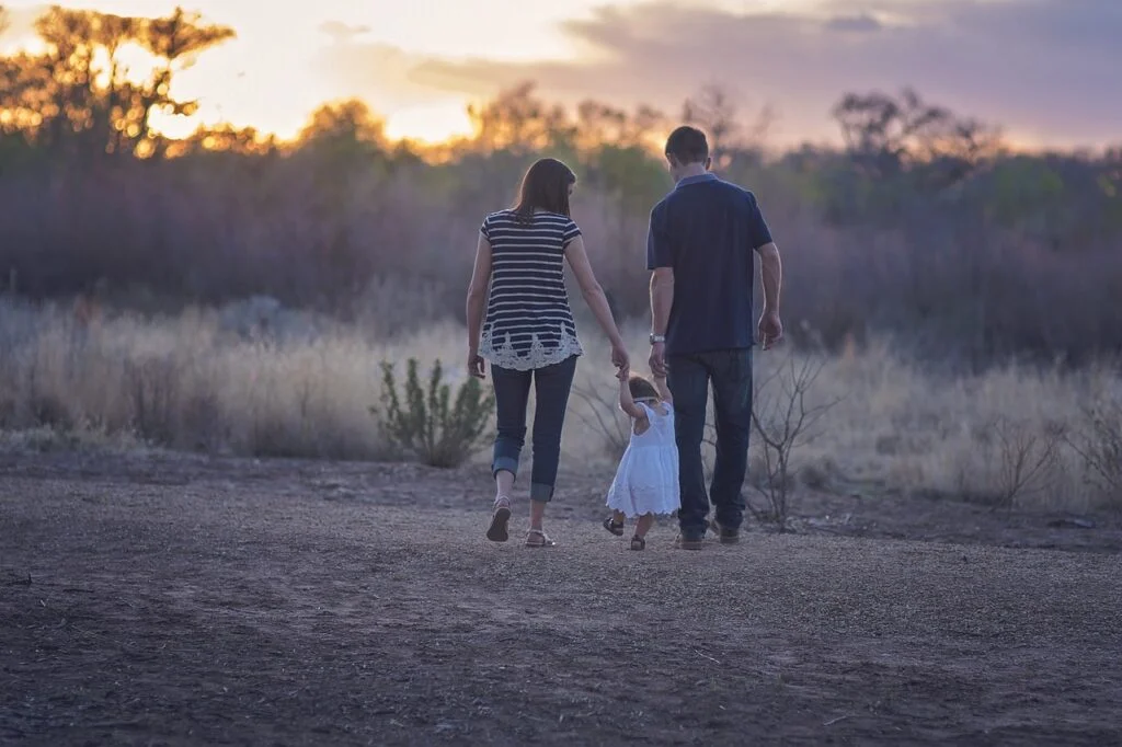 How to Parent a Healthy Family 1 | eat move healthy family, walking, countryside-2485714.jpg