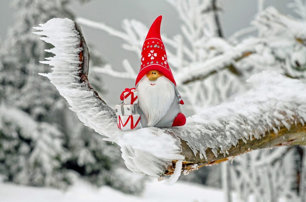santa claus, figurine, snow-1819933.jpg