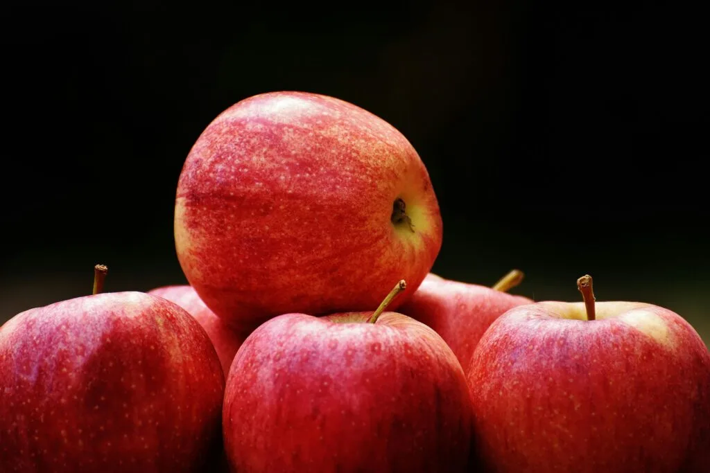 red apples