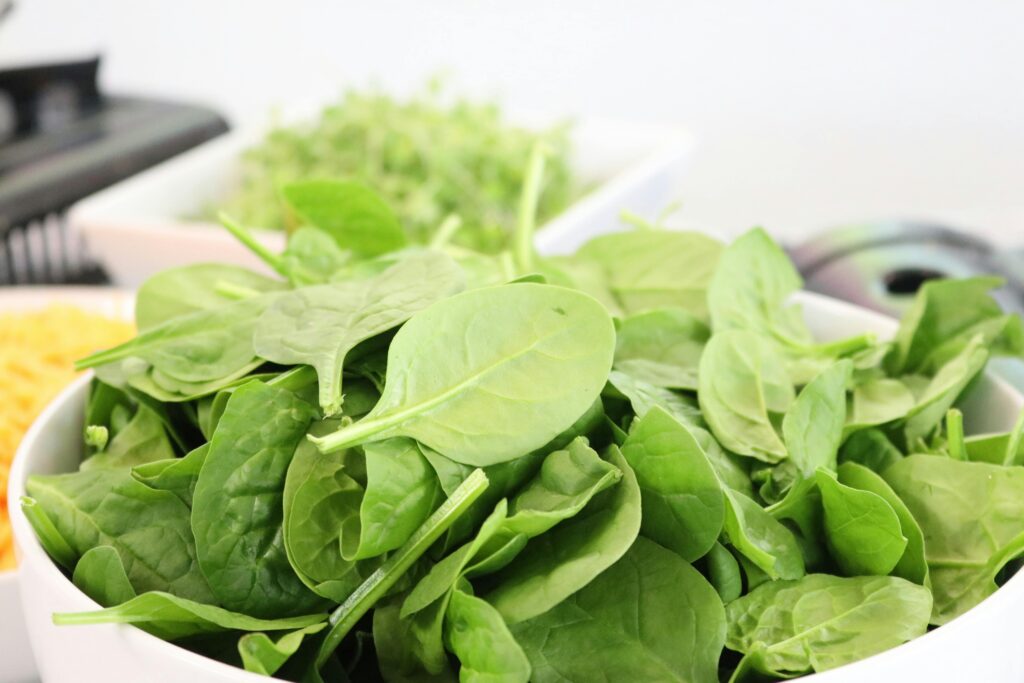 10 Foods That Help Burn Belly Fat Naturally 5 | eat move healthy spinach-leaves