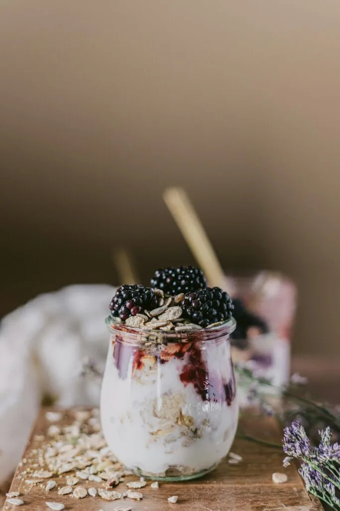 Tasty blackberry yogurt parfait with oats in a jar, perfect for a healthy breakfast or dessert.